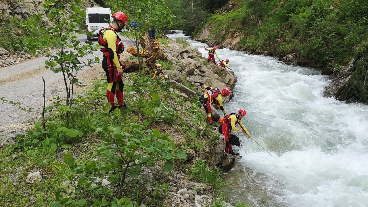 Mutlu günleri kabusa döndü: Küçük çocukları dereye düştü!
