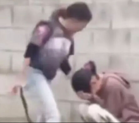 Otob&uuml;s durağında dehşet! Engelli kıza kabusu yaşattılar - 1. Resim