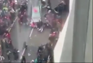 Premier Lig kutlamalarında araç kalabalığa daldı! Çok sayıda yaralı var - 1. Resim