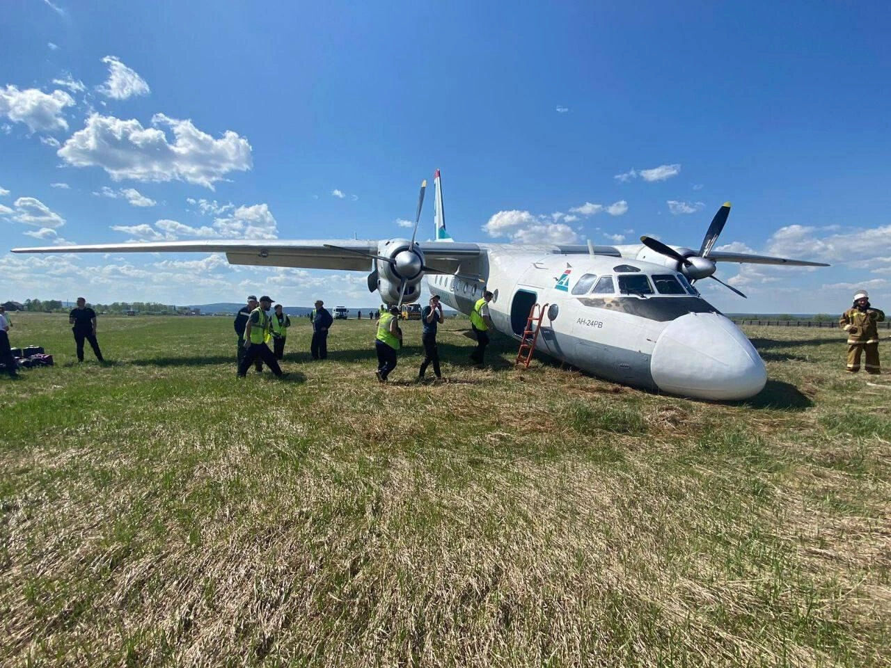 Rusya’da uçak kazası! Angara Havayolları’na ait yolcu uçağının burun kısmı piste çakıldı - 1. Resim