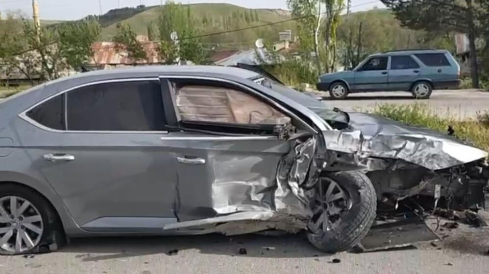 Sivas'ta feci kaza: Otomobil hurdaya döndü - 1. Resim