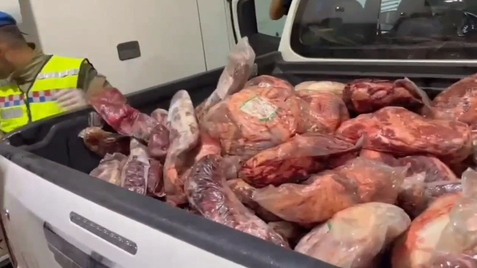 Siyah poşetlerin içinden tek tek çıkardılar... Vatandaşlara yedireceklerdi, jandarma bile şaşkına döndü - 1. Resim