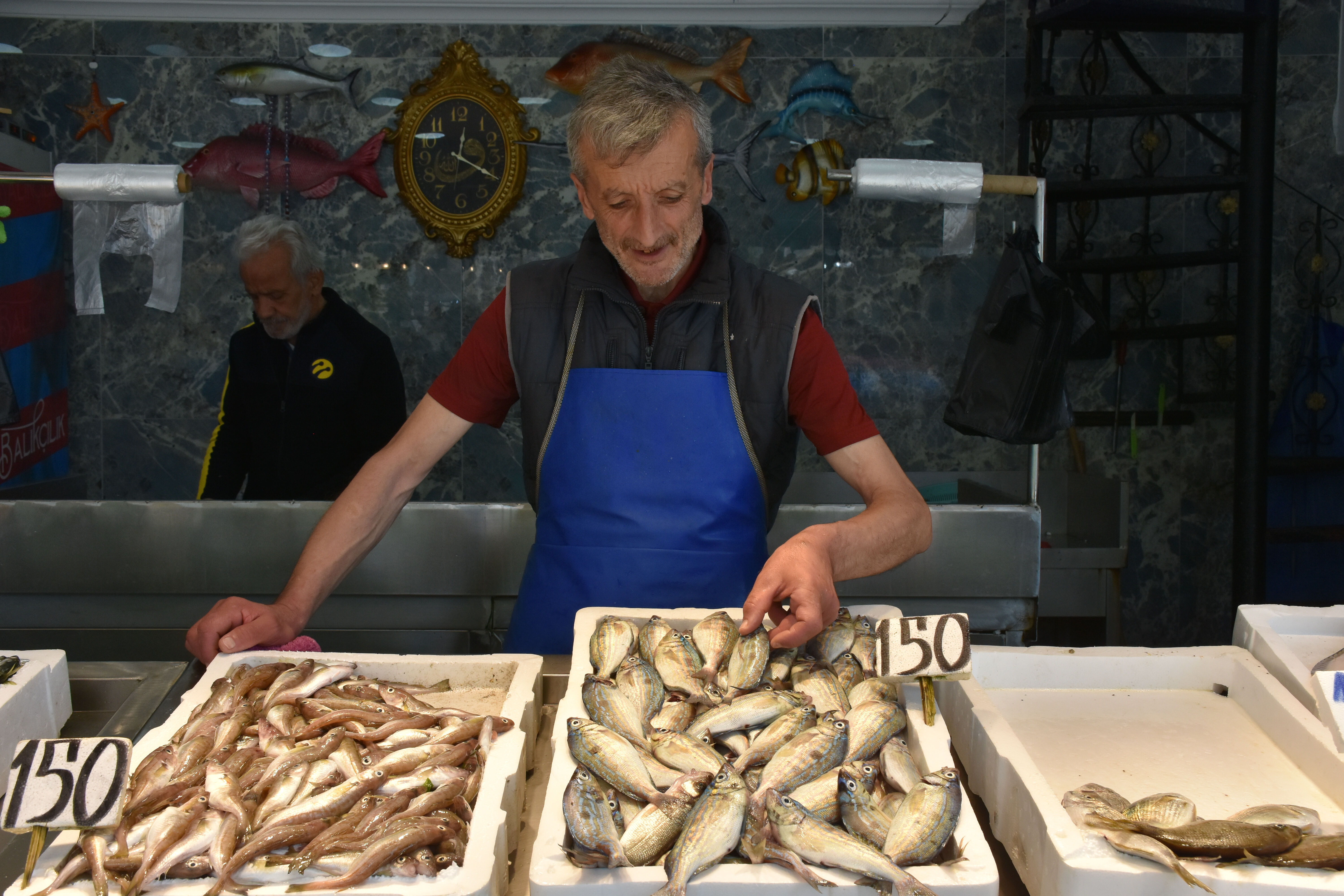 Tezgahlardaki fiyat vatandaşı sevindirdi! Balıkçıdan net mesaj: Bu sezon daha ucuza satıyoruz - 1. Resim