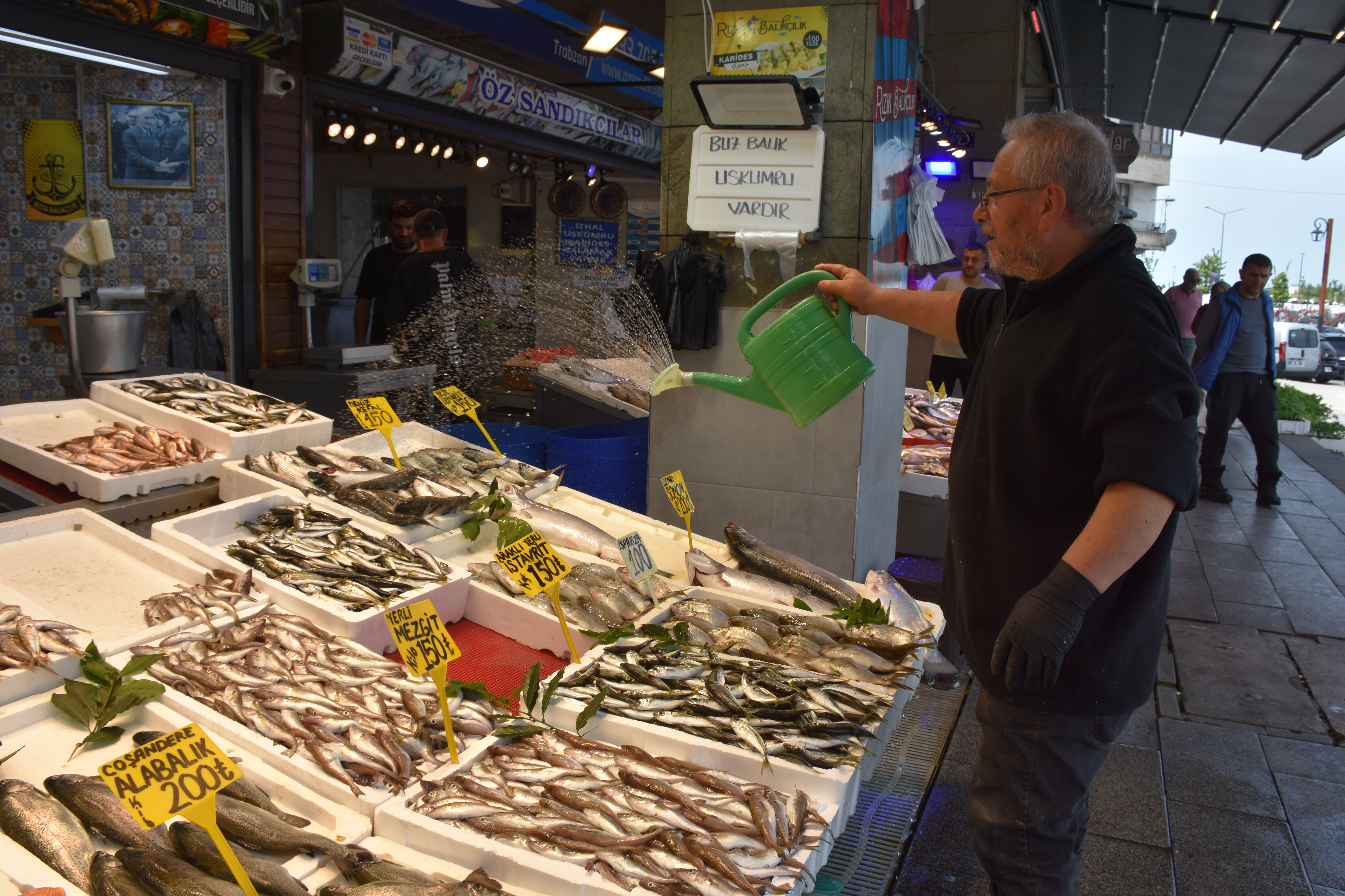 Tezgahlardaki fiyat vatandaşı sevindirdi! Balıkçıdan net mesaj: Bu sezon daha ucuza satıyoruz - 2. Resim
