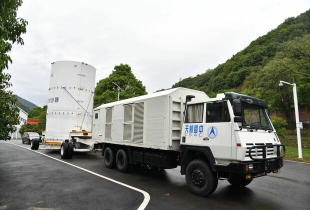 Uzaya gidiyorlar! Güneş Sistemi'yle ilgili heyecan verici yolculuk - 1. Resim