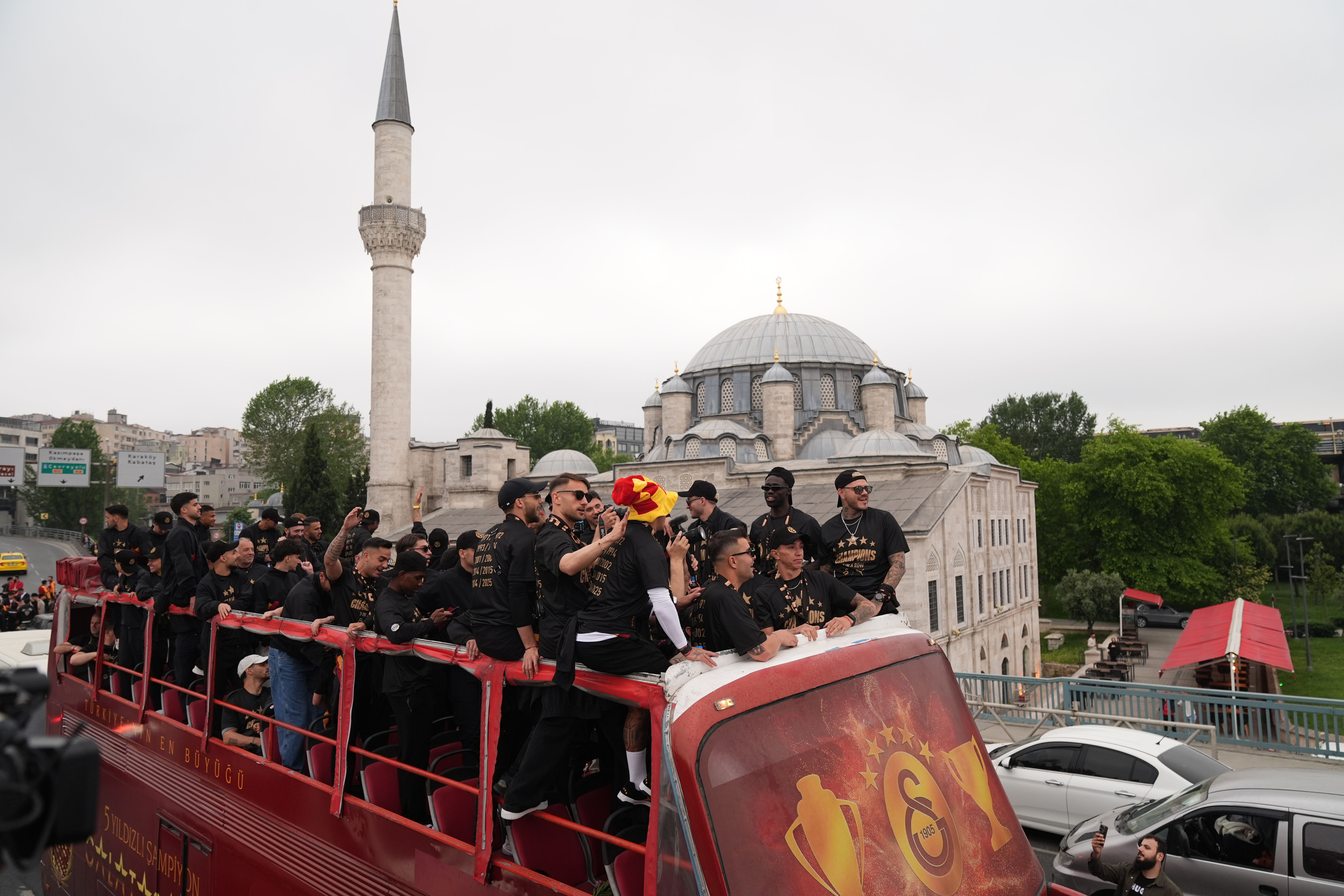 Yer sarı gök kırmızı! Galatasaray, 25. şampiyonluğunu kutladı - 1. Resim