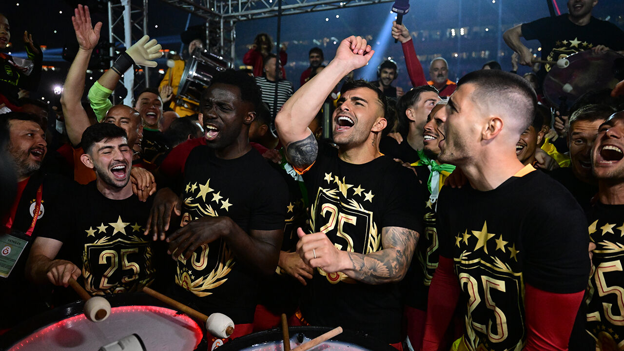 Yer sarı gök kırmızı! Galatasaray, 25. şampiyonluğunu kutladı - 9. Resim