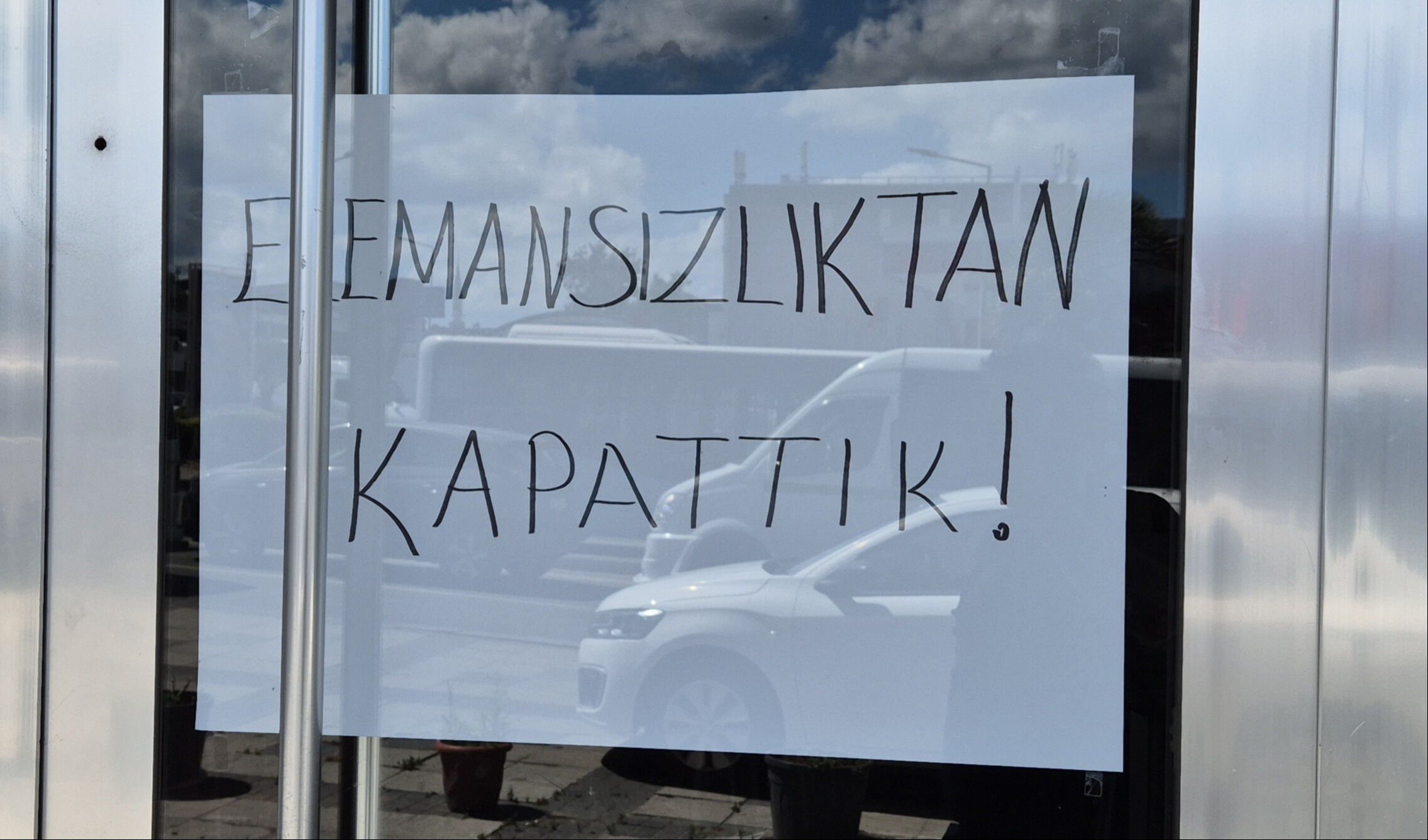 3 ayda bir zam 50 bin lira maaş veriyordu... 58 yıllık efsane köfteci camına astığı yazıyla kepenk indirdi 3 ayda bir zam 50 bin lira maaş... 58 yıllık efsane köfteci camına astığı yazıyla kepenk indirdi - 3. Resim