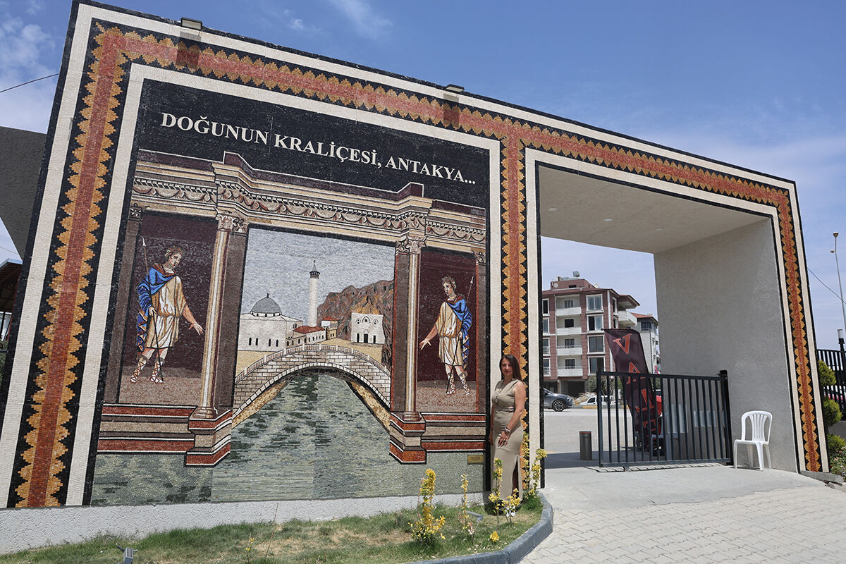 500 binden fazla taşı eliyle kesti, 140 günde halı gibi dokudu! Görenler hayran oluyor - 1. Resim