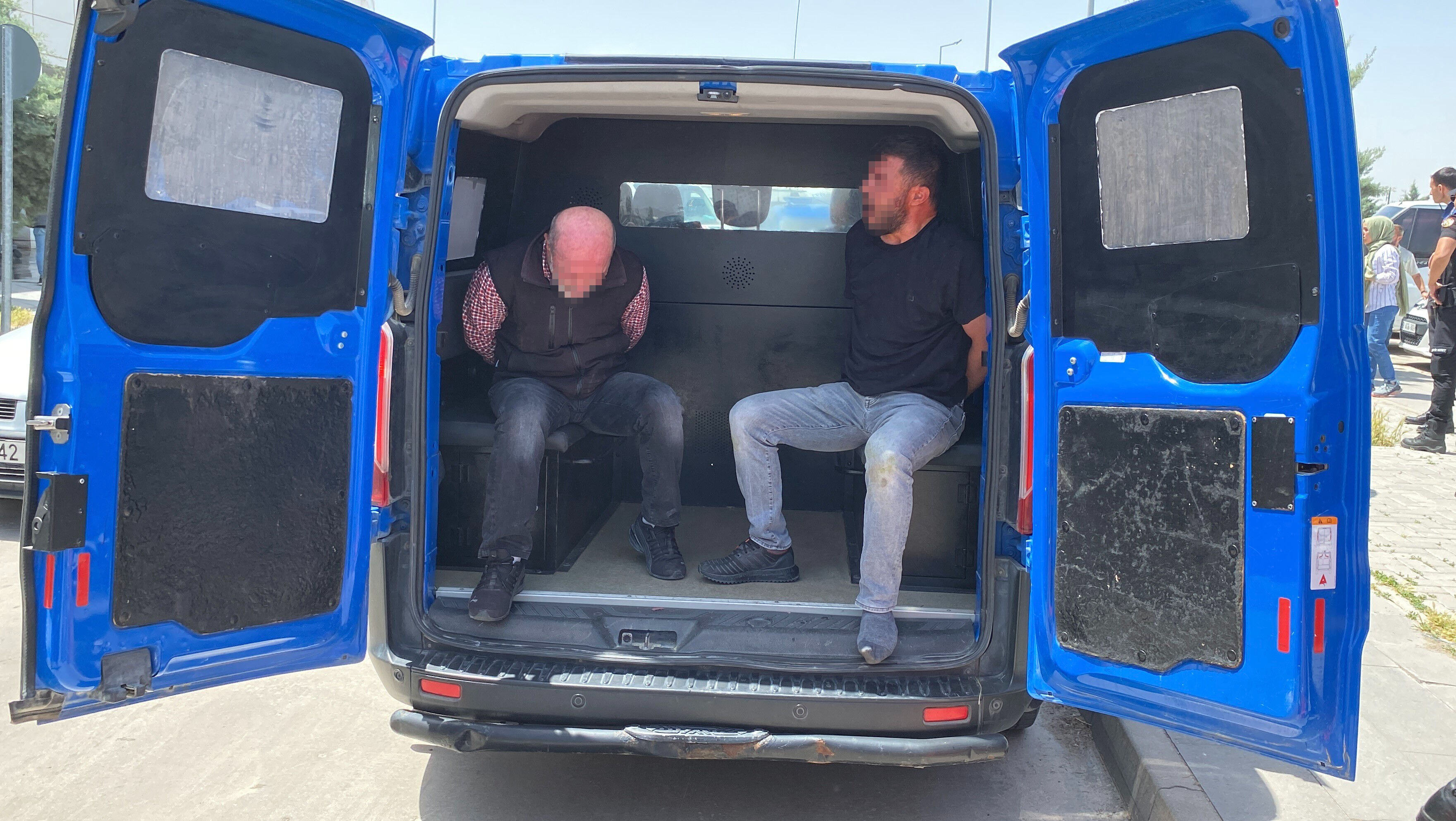 Arazi kavgasında kan aktı! Babasıyla birlikte bir kişi kurşunların hedefi oldu, hastane karıştı - 2. Resim