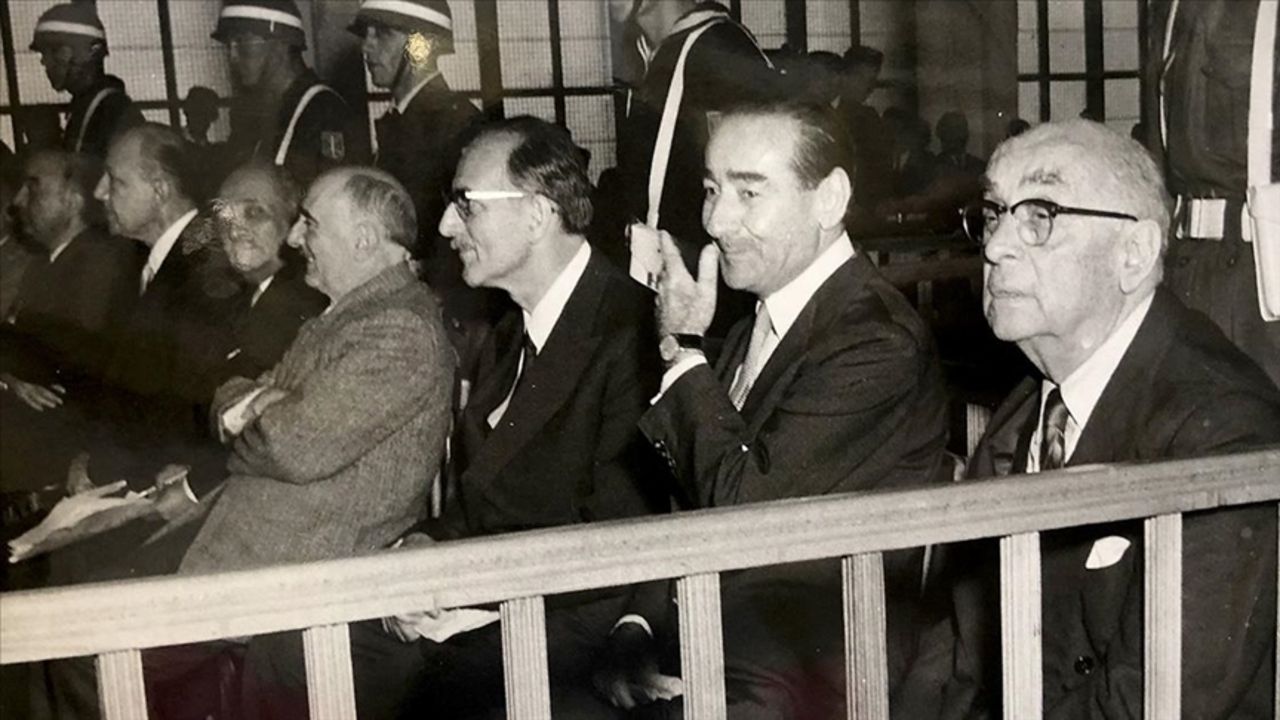 Bir ülke uyandı, demokrasi susturuldu! 27 Mayıs Darbesinin arkasındaki sırlar Bir ülke uyandı, demokrasi susturuldu! 27 Mayıs Darbesinin arkasındaki sırlar