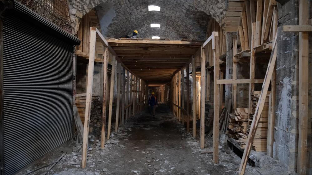 Depremde ağır hasar almıştı... Tarihi &ccedil;arşı ayağa kalkıyor! 