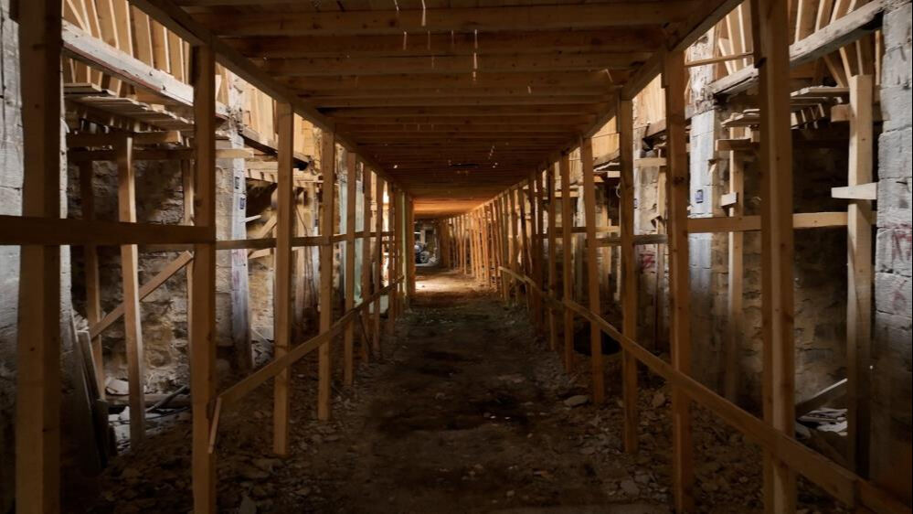 Depremde ağır hasar almıştı... Tarihi &ccedil;arşı ayağa kalkıyor! 