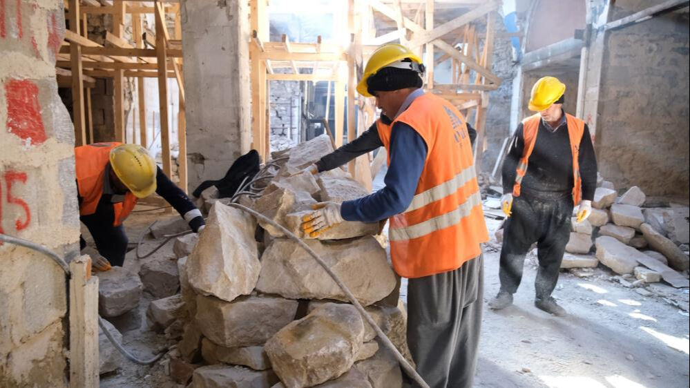 Depremde ağır hasar almıştı... Tarihi &ccedil;arşı ayağa kalkıyor! 