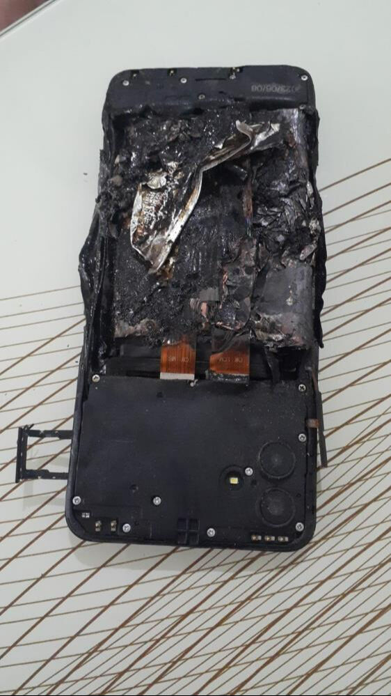 Dolandırıcılar öyle bir tuzak kurdu ki! Evini kendi elleriyle sattı, kaldırım taşıyla telefonunu bile kırdı Dolandırıcılar öyle bir tuzak kurdular ki! Evini kendi elleriyle sattı, kaldırım taşıyla telefonunu bile kırdı - 2. Resim