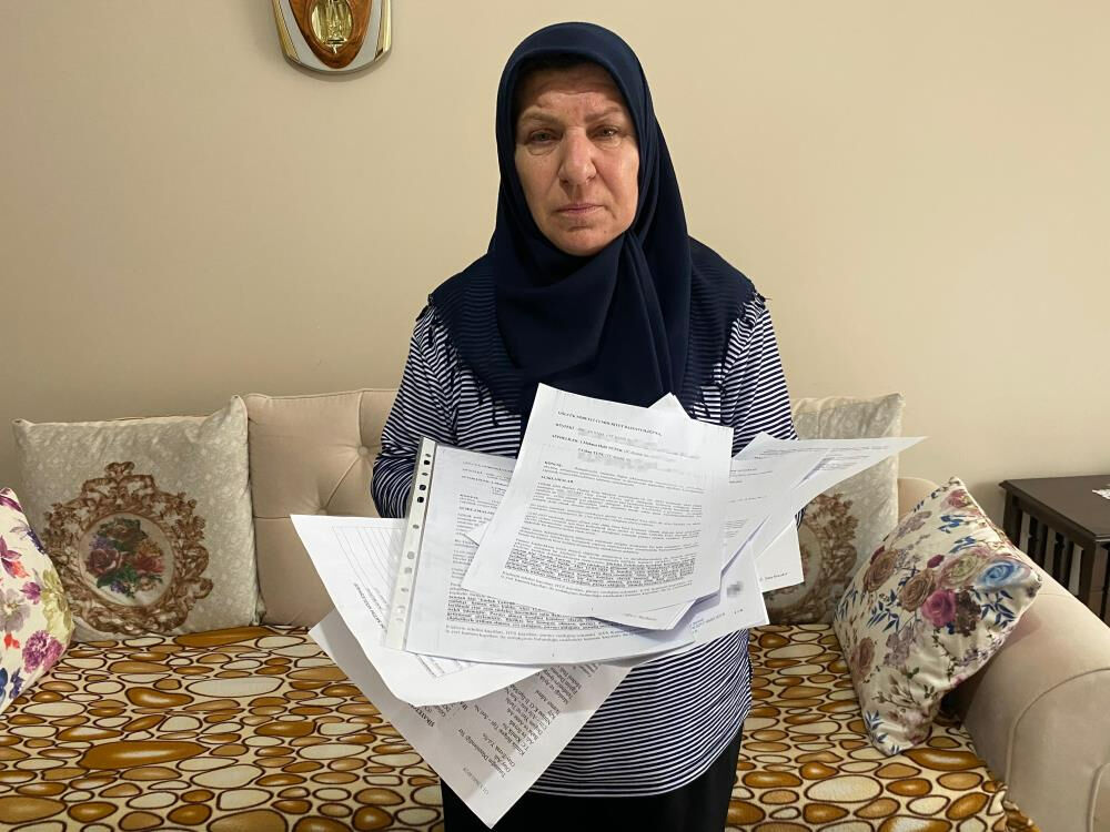 Dolandırıcılar öyle bir tuzak kurdu ki! Evini kendi elleriyle sattı, kaldırım taşıyla telefonunu bile kırdı Dolandırıcılar öyle bir tuzak kurdular ki! Evini kendi elleriyle sattı, kaldırım taşıyla telefonunu bile kırdı - 1. Resim