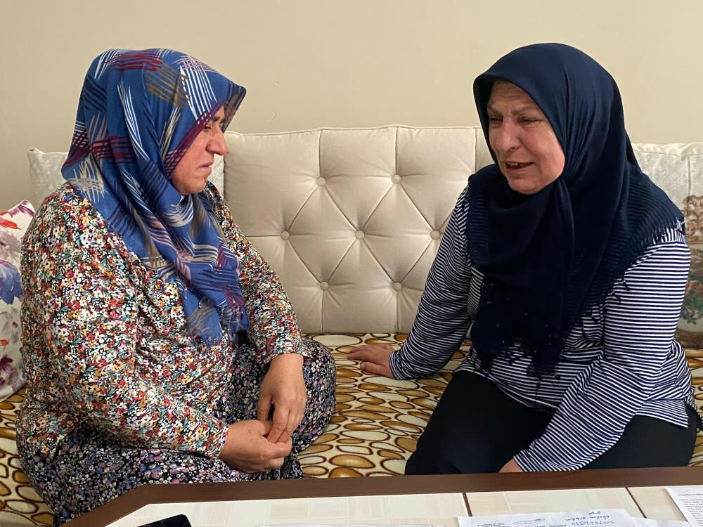 Dolandırıcılar öyle bir tuzak kurdu ki! Evini kendi elleriyle sattı, kaldırım taşıyla telefonunu bile kırdı Dolandırıcılar öyle bir tuzak kurdular ki! Evini kendi elleriyle sattı, kaldırım taşıyla telefonunu bile kırdı - 3. Resim