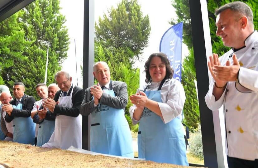 Dünya rekoru için önlükleri takıp kolları sıvadılar! Tam 12 metrelik... Damak çatlatan manzara Dünya rekoru için önlükleri takıp kolları sıvadılar! Tam 12 metrelik... Damak çatlatan manzara - 1. Resim