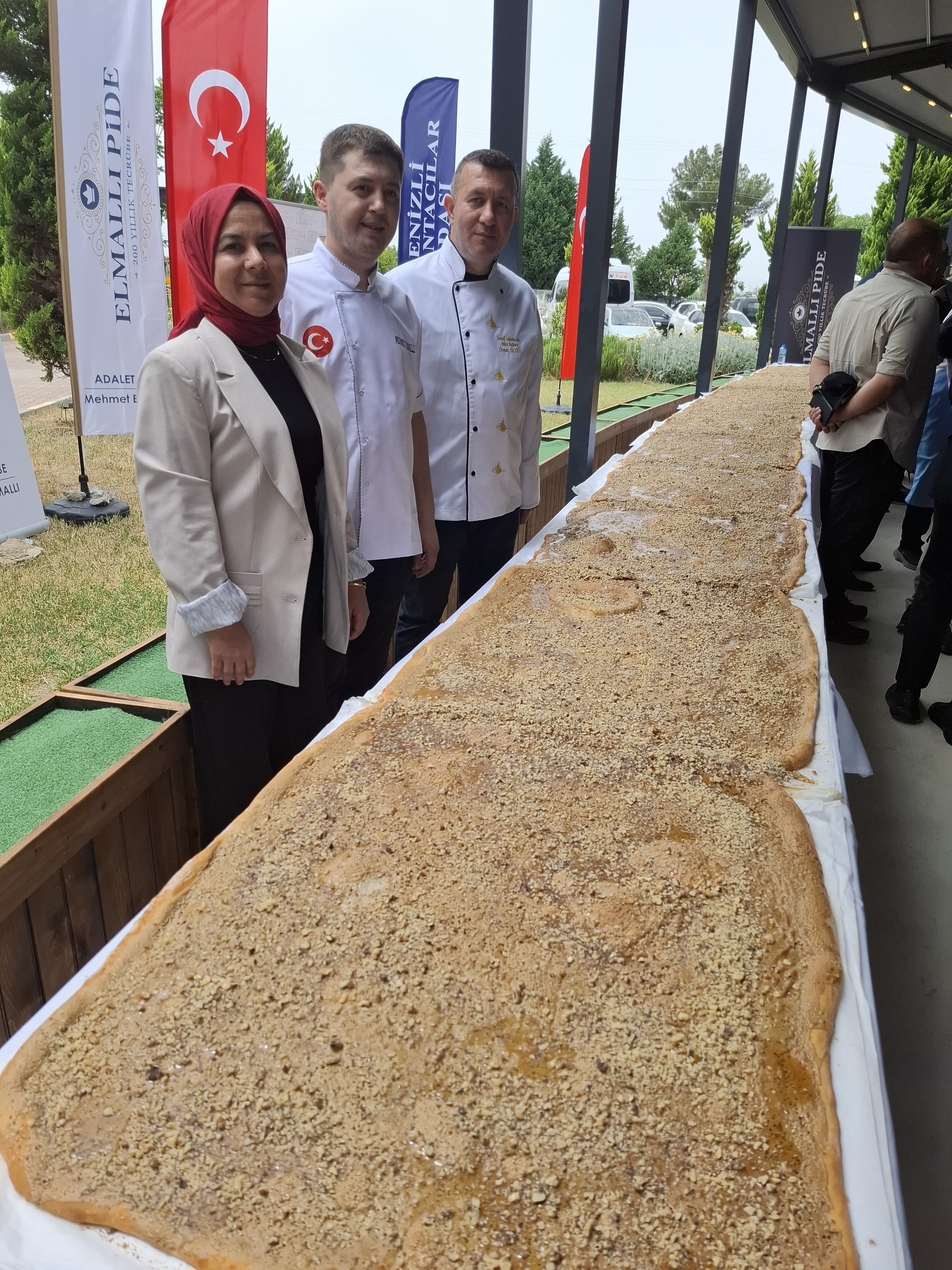 Dünya rekoru için önlükleri takıp kolları sıvadılar! Tam 12 metrelik... Damak çatlatan manzara Dünya rekoru için önlükleri takıp kolları sıvadılar! Tam 12 metrelik... Damak çatlatan manzara - 2. Resim