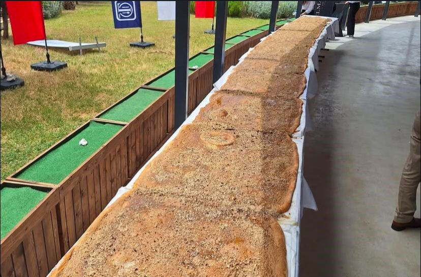 Dünya rekoru için önlükleri takıp kolları sıvadılar! Tam 12 metrelik... Damak çatlatan manzara Dünya rekoru için önlükleri takıp kolları sıvadılar! Tam 12 metrelik... Damak çatlatan manzara - 4. Resim