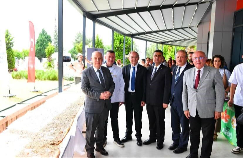 Dünya rekoru için önlükleri takıp kolları sıvadılar! Tam 12 metrelik... Damak çatlatan manzara Dünya rekoru için önlükleri takıp kolları sıvadılar! Tam 12 metrelik... Damak çatlatan manzara - 3. Resim