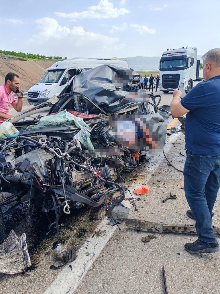 Elazığ’da feci kaza! 1 kişi hayatını kaybetti, 2 kişi ağır yaralı - 1. Resim