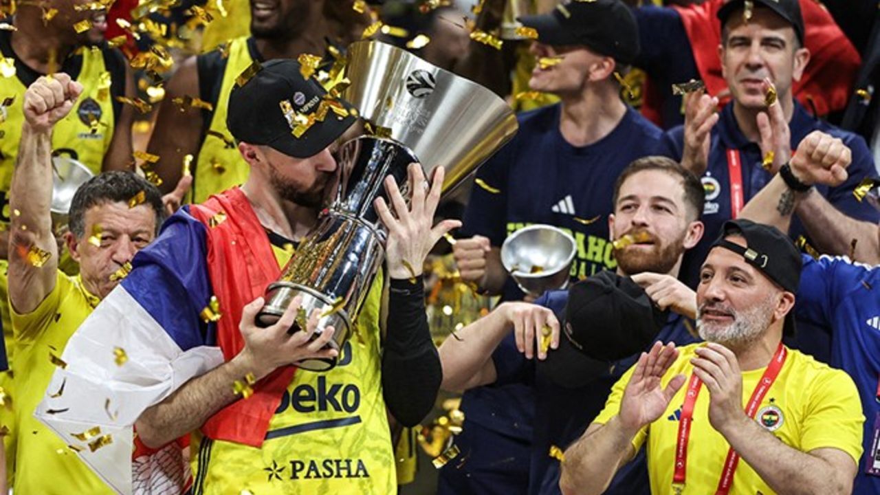 Fenerbahçe'ye ikinci yıldız! Avrupa Şampiyonu yeni logosunu duyurdu Fenerbahçe'ye ikinci yıldız! Avrupa Şampiyonu yeni logosunu duyurdu