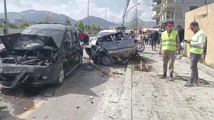 Freni boşalan mikser, çok sayıda araca çarptı! Ortalık savaş alanına döndü Freni boşalan mikser, çok sayıda araca çarptı! Ortalık savaş alanına döndü - 1. Resim