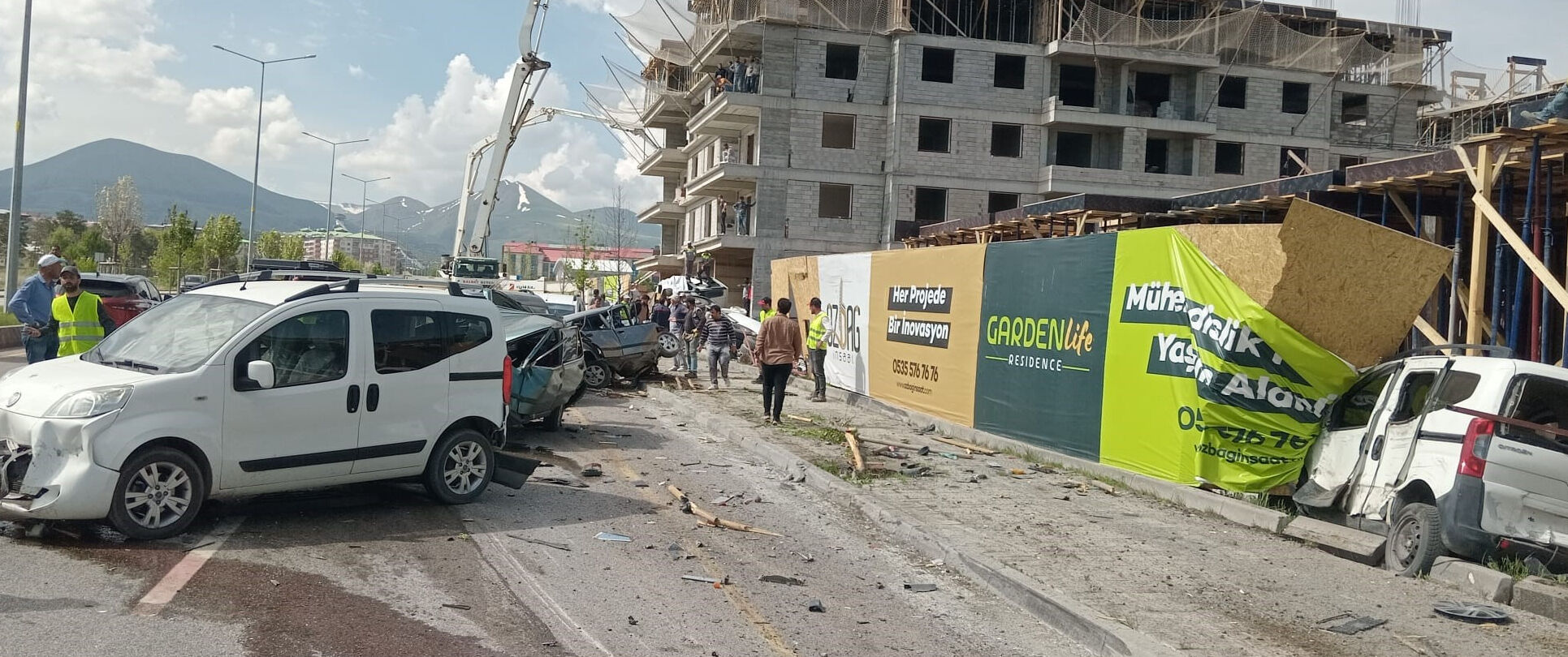 Freni boşalan mikser, çok sayıda araca çarptı! Ortalık savaş alanına döndü Freni boşalan mikser, çok sayıda araca çarptı! Ortalık savaş alanına döndü - 2. Resim