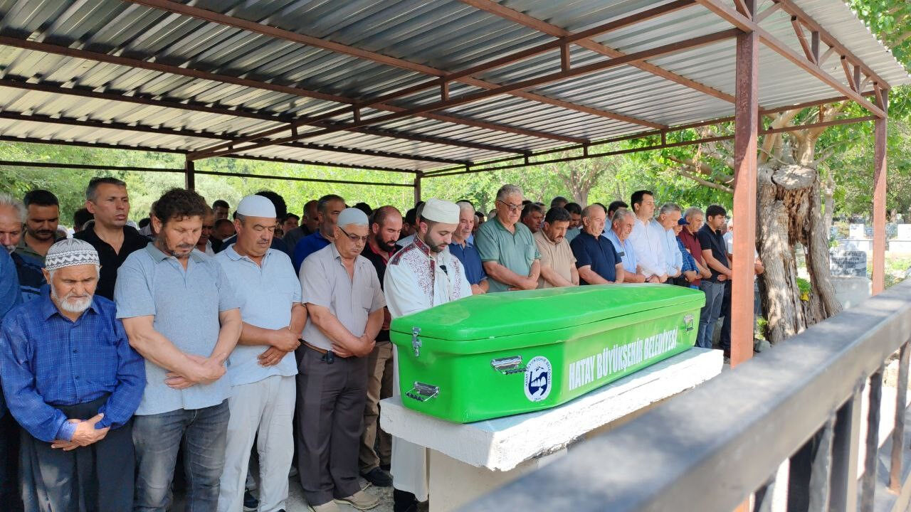 Hatay 12 yaşındaki Hayrunisa'ya ağlıyor: Annesiyle yan yana... - 1. Resim