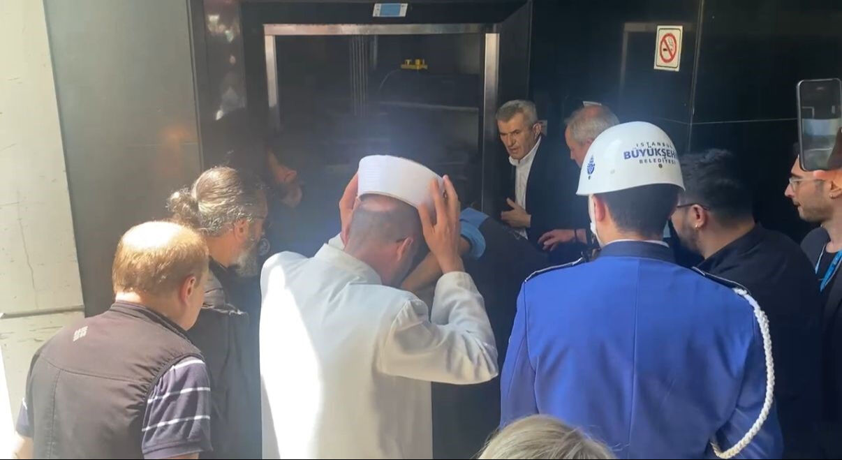 İlhan Şeşen’in cenaze töreninde kriz! Mahsur kaldılar - 1. Resim