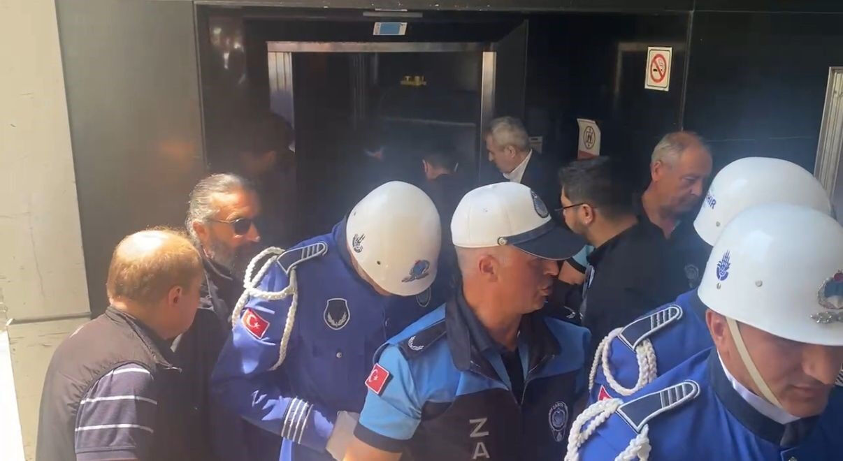 İlhan Şeşen’in cenaze töreninde kriz! Mahsur kaldılar - 3. Resim