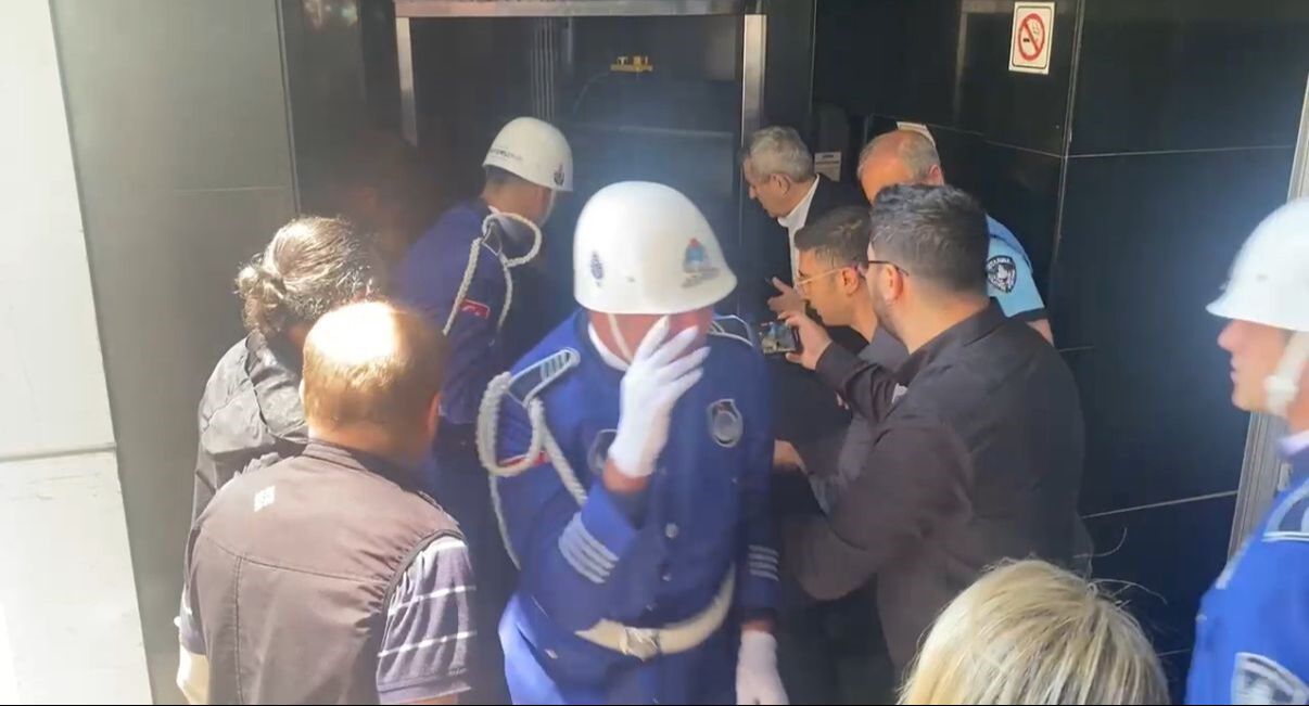 İlhan Şeşen’in cenaze töreninde kriz! Mahsur kaldılar - 3. Resim