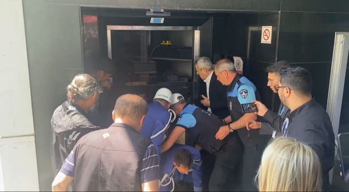 İlhan Şeşen’in cenaze töreninde kriz! Mahsur kaldılar - 1. Resim