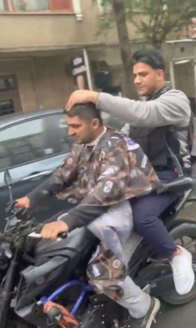 İstanbul'un göbeğinde pes dedirten yolculuk! Bir yandan saç kesti, bir yandan da...O anlar saniye saniye kamerada - 1. Resim