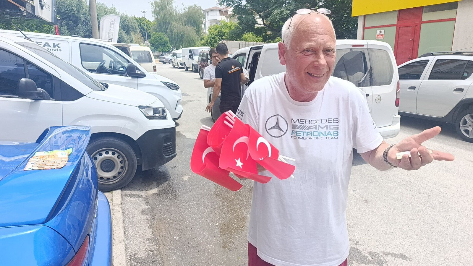 Kapkaççı kaçtı, Alman turist kovaladı! Pazar esnafı devreye girdi: O anlar kamerada - 4. Resim