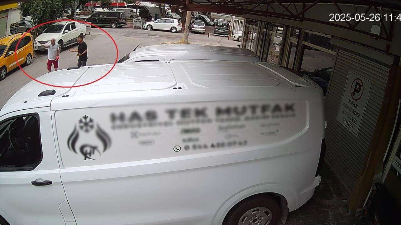 Kapkaççı kaçtı, Alman turist kovaladı! Pazar esnafı devreye girdi: O anlar kamerada - 1. Resim