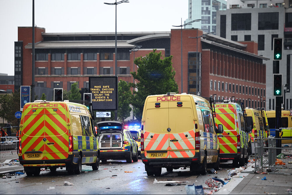 Liverpool'un şampiyonluk kutlamalarında dehşet! Araç kalabalığa daldı, 47 kişi yaralandı Liverpool'un şampiyonluk kutlamalarında dehşet! Araç kalabalığa daldı, 47 kişi yaralandı - 8. Resim
