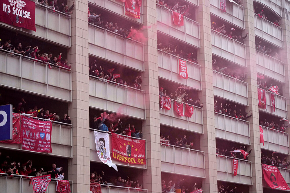 Liverpool'un şampiyonluk kutlamalarında dehşet! Araç kalabalığa daldı, 47 kişi yaralandı Liverpool'un şampiyonluk kutlamalarında dehşet! Araç kalabalığa daldı, 47 kişi yaralandı - 1. Resim