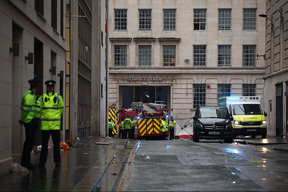 Liverpool'un şampiyonluk kutlamalarında dehşet! Araç kalabalığa daldı, 47 kişi yaralandı Liverpool'un şampiyonluk kutlamalarında dehşet! Araç kalabalığa daldı, 47 kişi yaralandı - 7. Resim