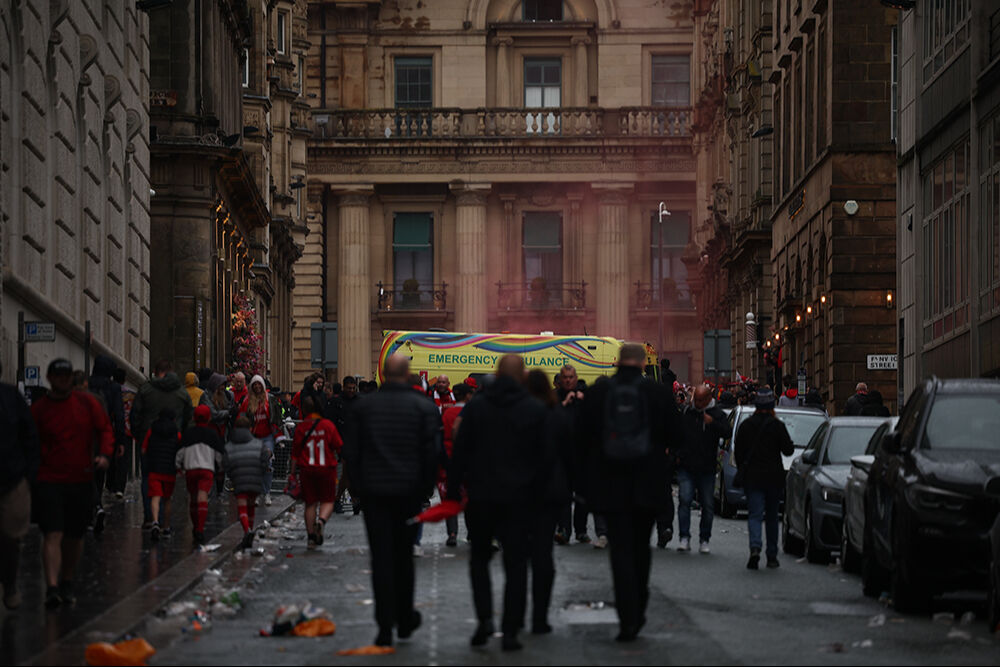 Liverpool'un şampiyonluk kutlamalarında dehşet! Araç kalabalığa daldı, 47 kişi yaralandı Liverpool'un şampiyonluk kutlamalarında dehşet! Araç kalabalığa daldı, 47 kişi yaralandı - 9. Resim