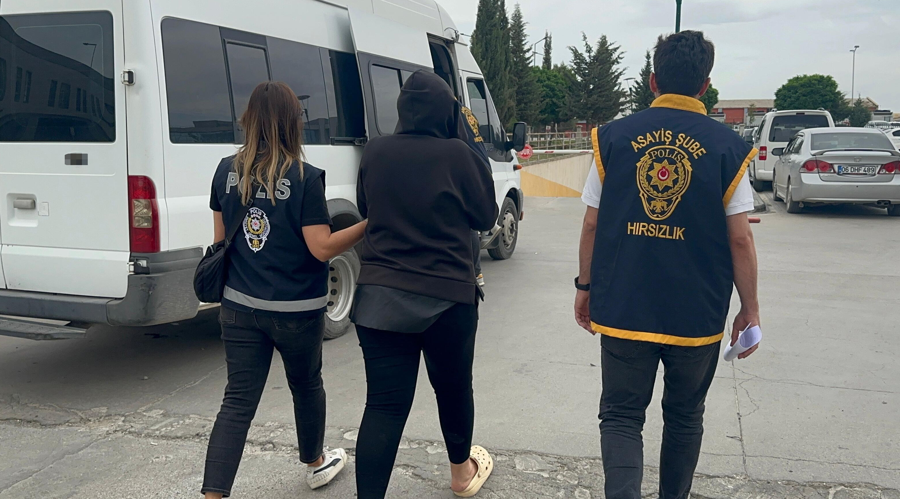 Masaj salonuna baskın! Ne dolaplar çevirmişler... 7 kadın kurtarıldı - 1. Resim