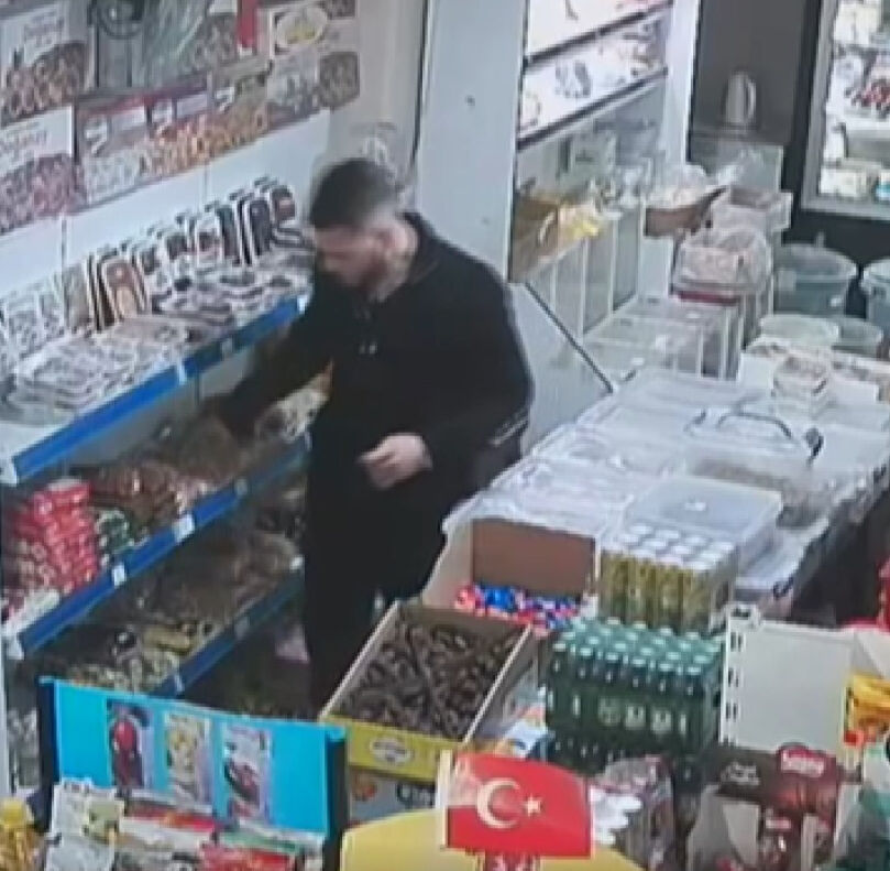 Polisi görünce markete kaçtılar! Raflarda bulunanlar şoke etti Polisi görünce markete kaçtılar! Raflarda bulunanlar şoke etti - 1. Resim