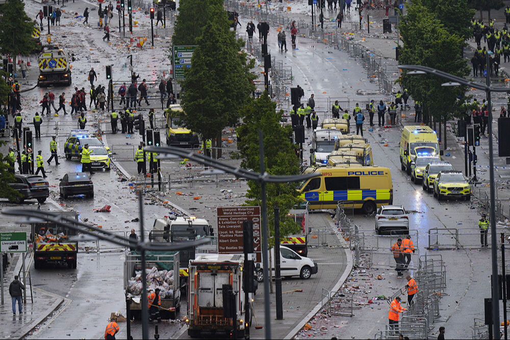 Liverpool'un şampiyonluk kutlamalarında dehşet! Araç kalabalığa daldı, 47 kişi yaralandı - 6. Resim