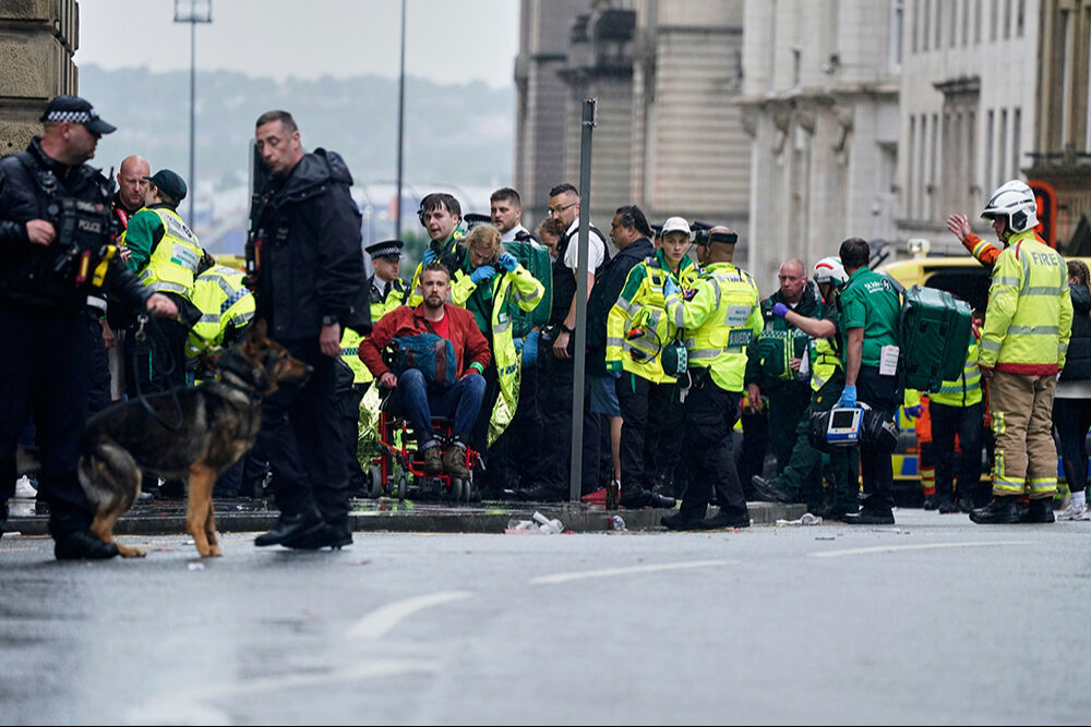 Liverpool'un şampiyonluk kutlamalarında dehşet! Araç kalabalığa daldı, 47 kişi yaralandı - 10. Resim