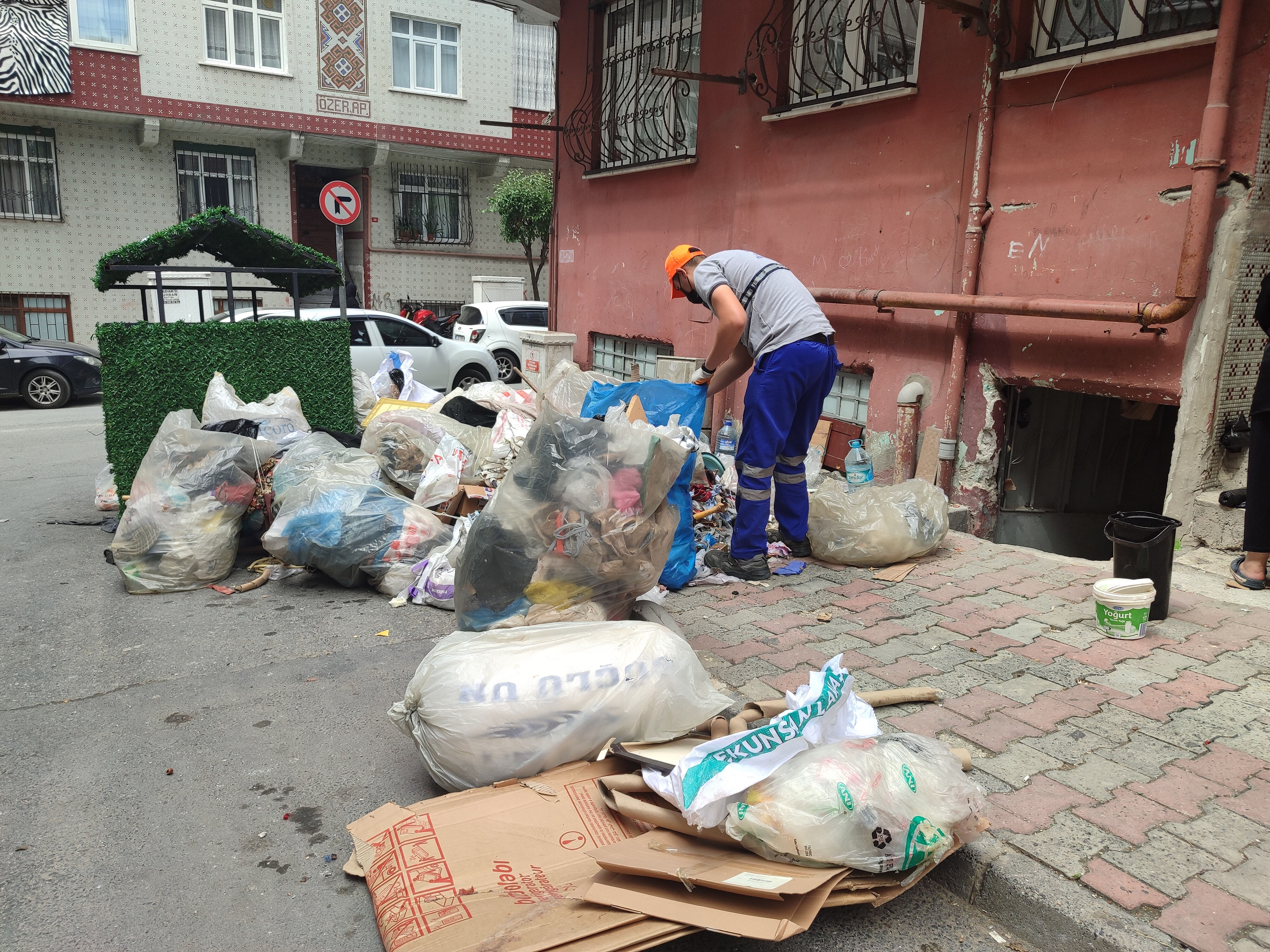 Yaşlı kadın ağlayarak engel olmaya çalıştı: Ekipler 2 gün boyunca uğraştı... - 2. Resim
