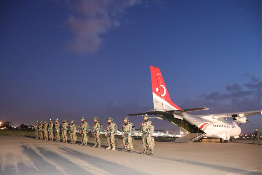 13 &uuml;lke g&ouml;zlemci oldu! Erciyes-2025 Tatbikatı, paraş&uuml;t&ccedil;&uuml; komandoların gece atlayışı ile başladı - 4. Resim