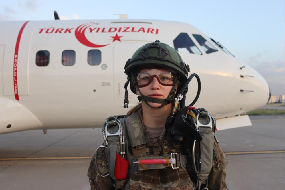 13 &uuml;lke g&ouml;zlemci oldu! Erciyes-2025 Tatbikatı, paraş&uuml;t&ccedil;&uuml; komandoların gece atlayışı ile başladı - 1. Resim