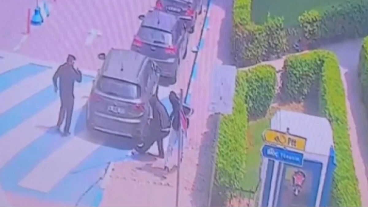 Banka önünde silahlı gasp! Kaşla göz arasında 4 milyon liralık vurgun yaptılar - 1. Resim