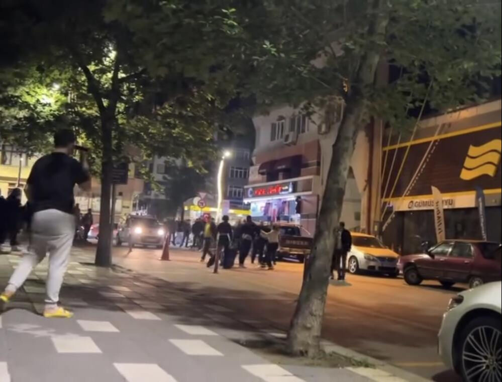 Bolu’da kadınlı erkekli sokak kavgası! Yumruklar havada uçuştu - 2. Resim